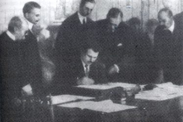 Aleksandar Stamboliyski signing the Treaty of Neuilly on 27 November 1919