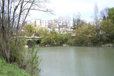 Tundzha River and the bridge to the city park in Yambol