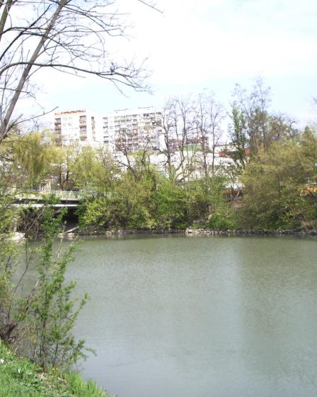 Tundzha River and the bridge to the city park in Yambol