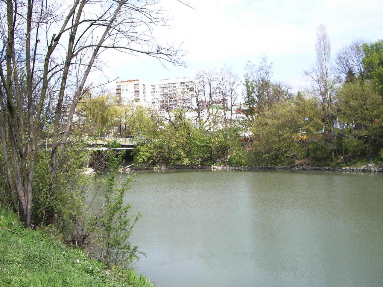Tundzha River and the bridge to the city park in Yambol