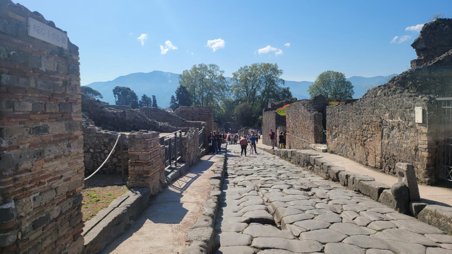 An Imperfect Italy, or How "See Naples and Die" Turned Out to Be a Mistranslation