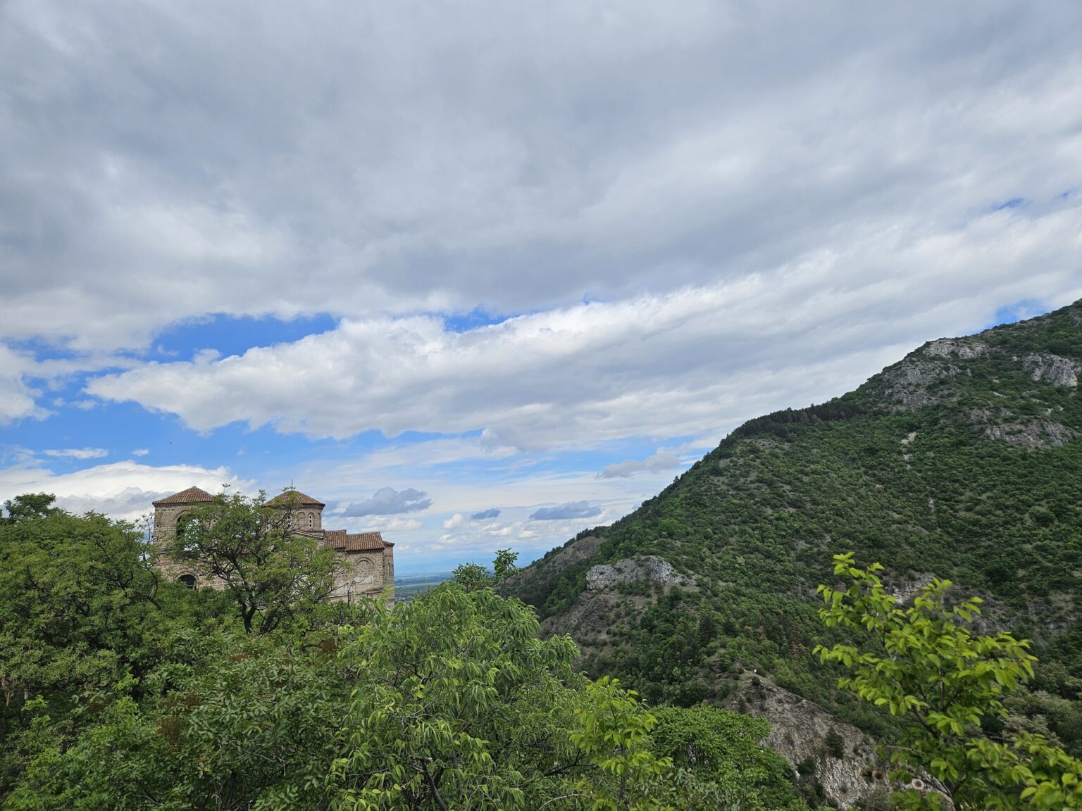 Distant view of the church and mountains around Asen's Fortress