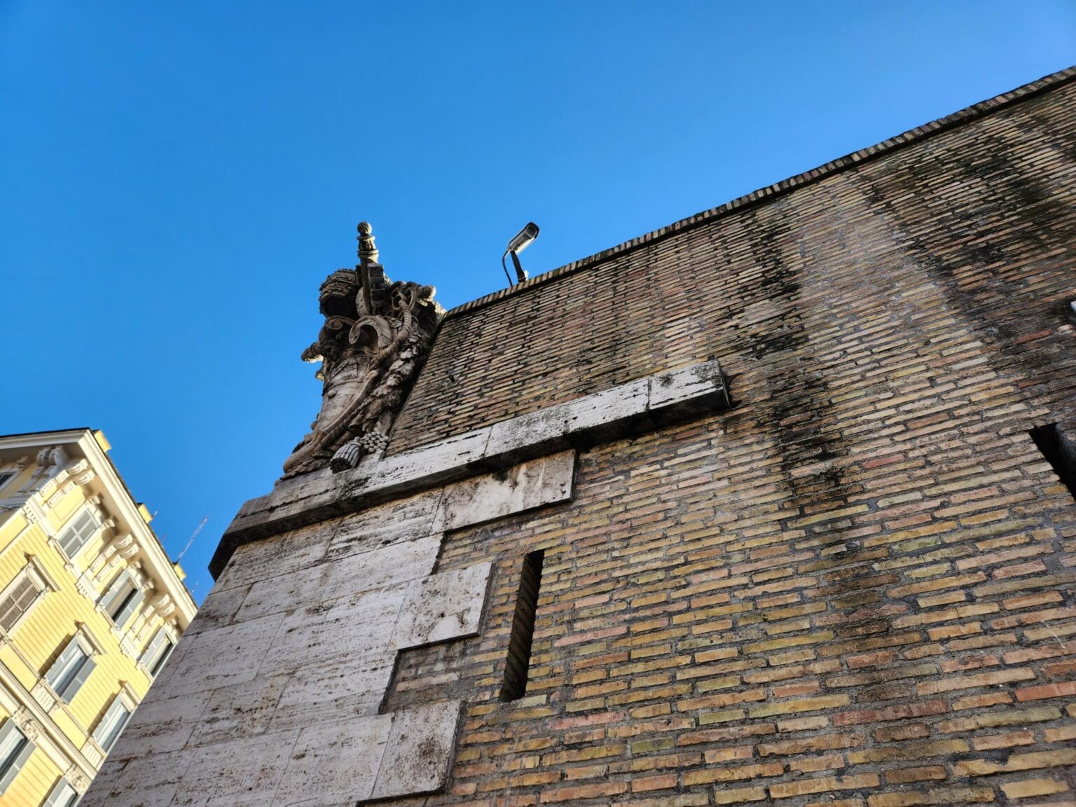 Rome in 8 Days: Walking 100 km Through a History Textbook