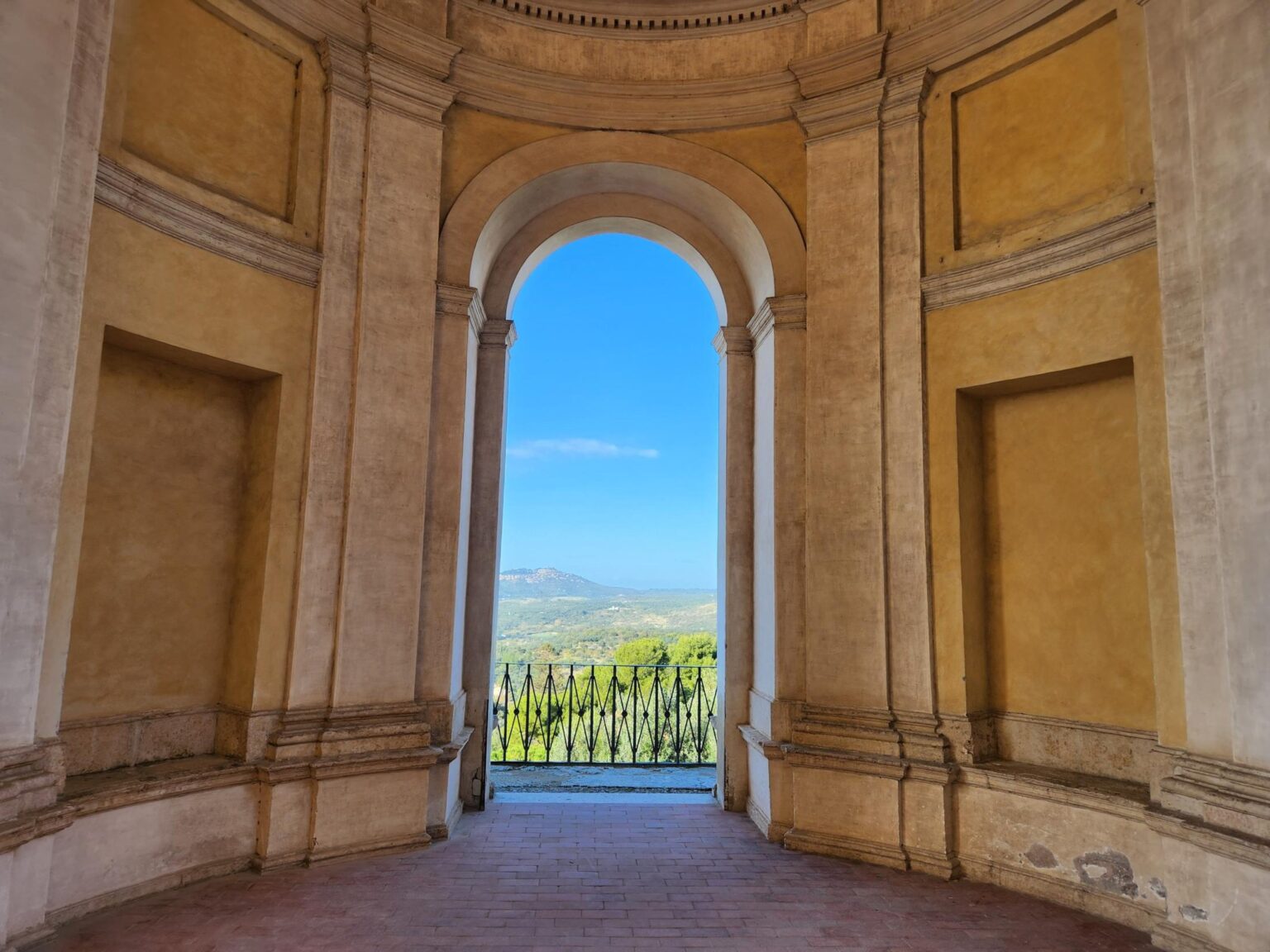 Rome in 8 Days: Walking 100 km Through a History Textbook