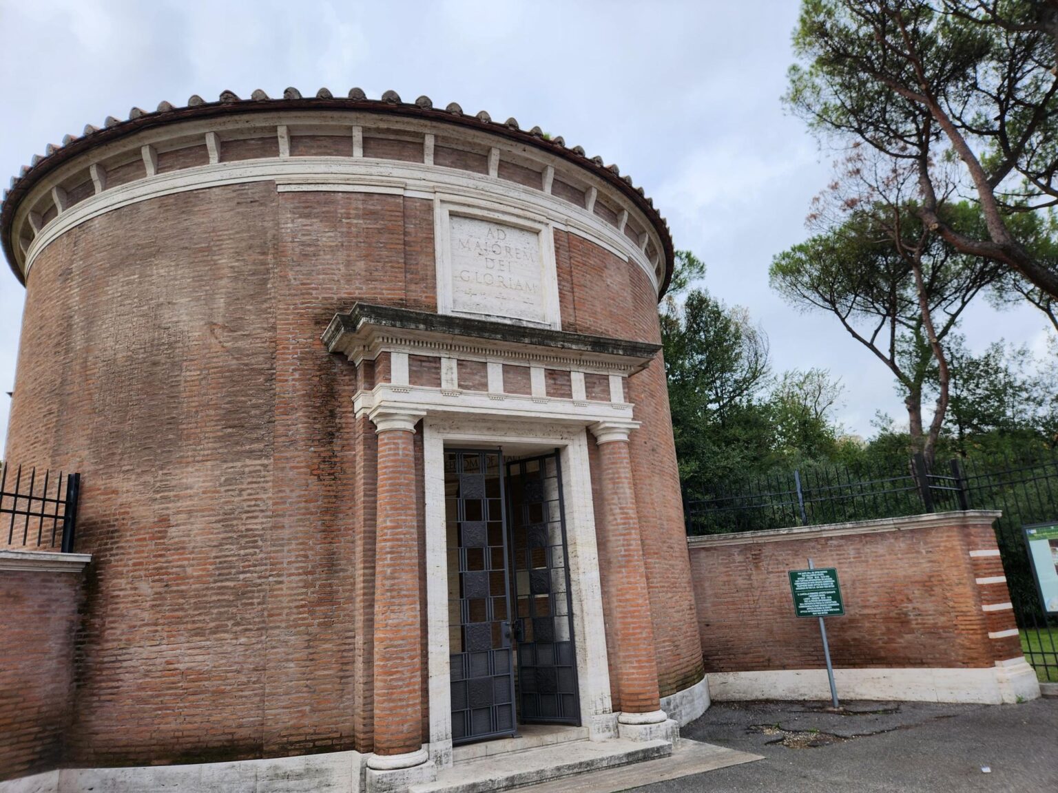 Rome in 8 Days: Walking 100 km Through a History Textbook