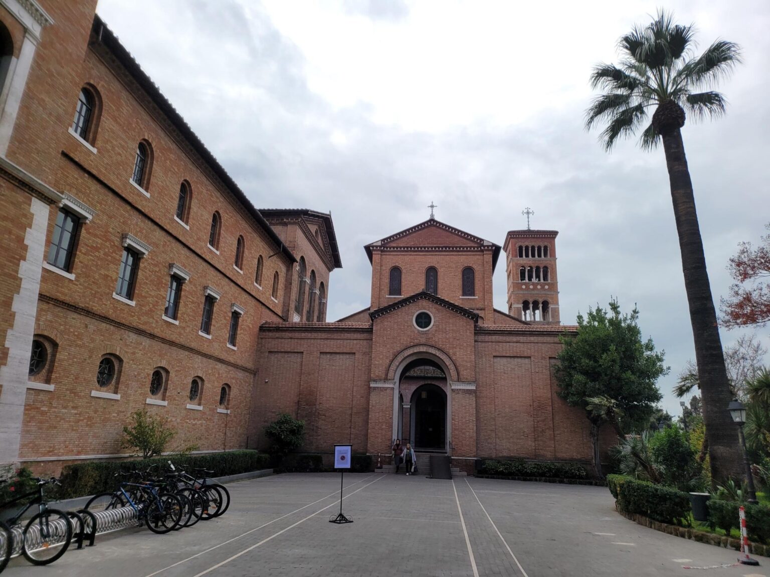 Rome in 8 Days: Walking 100 km Through a History Textbook