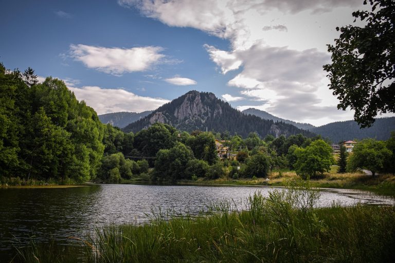 Планинско езеро сред защитена природна среда в България