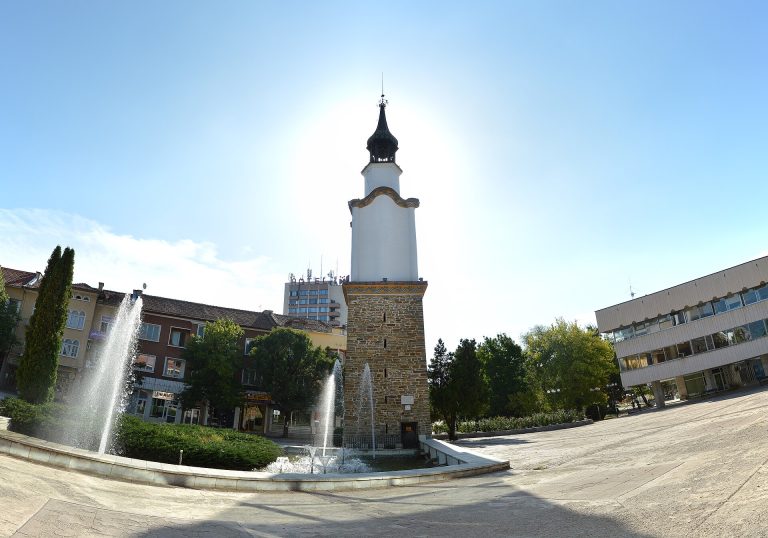 Часовниковата кула в центъра на Ботевград