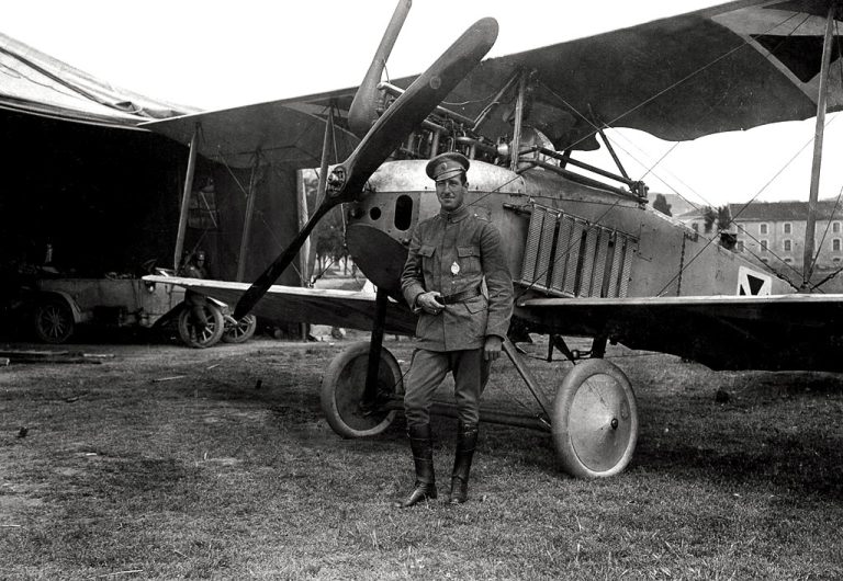 Български военен авиатор със самолет LVG B.II през 1916 г.