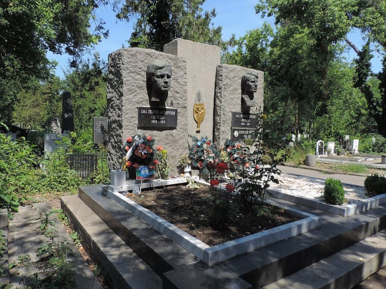 Мемориалните гробове на Георги Аспарухов и Никола Котков в Централните софийски гробища