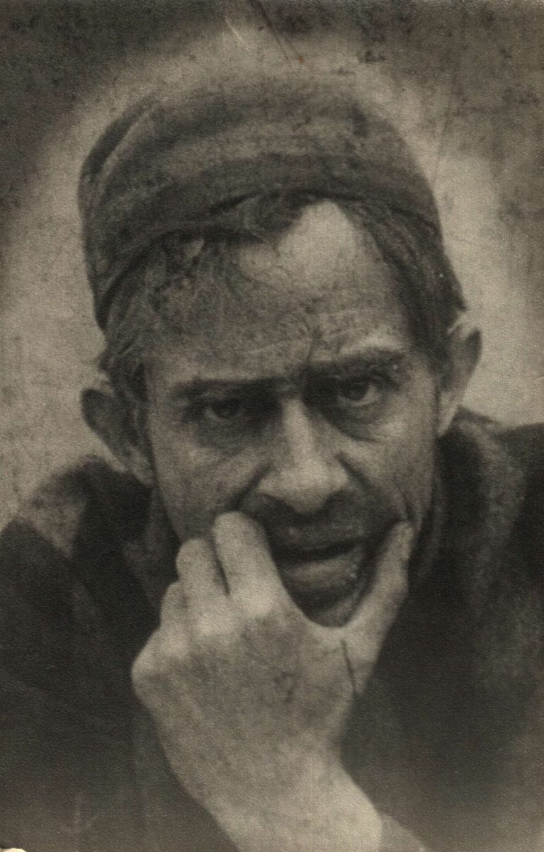 Портретна снимка на българския кино пионер Васил Гендов през 1929 г.
