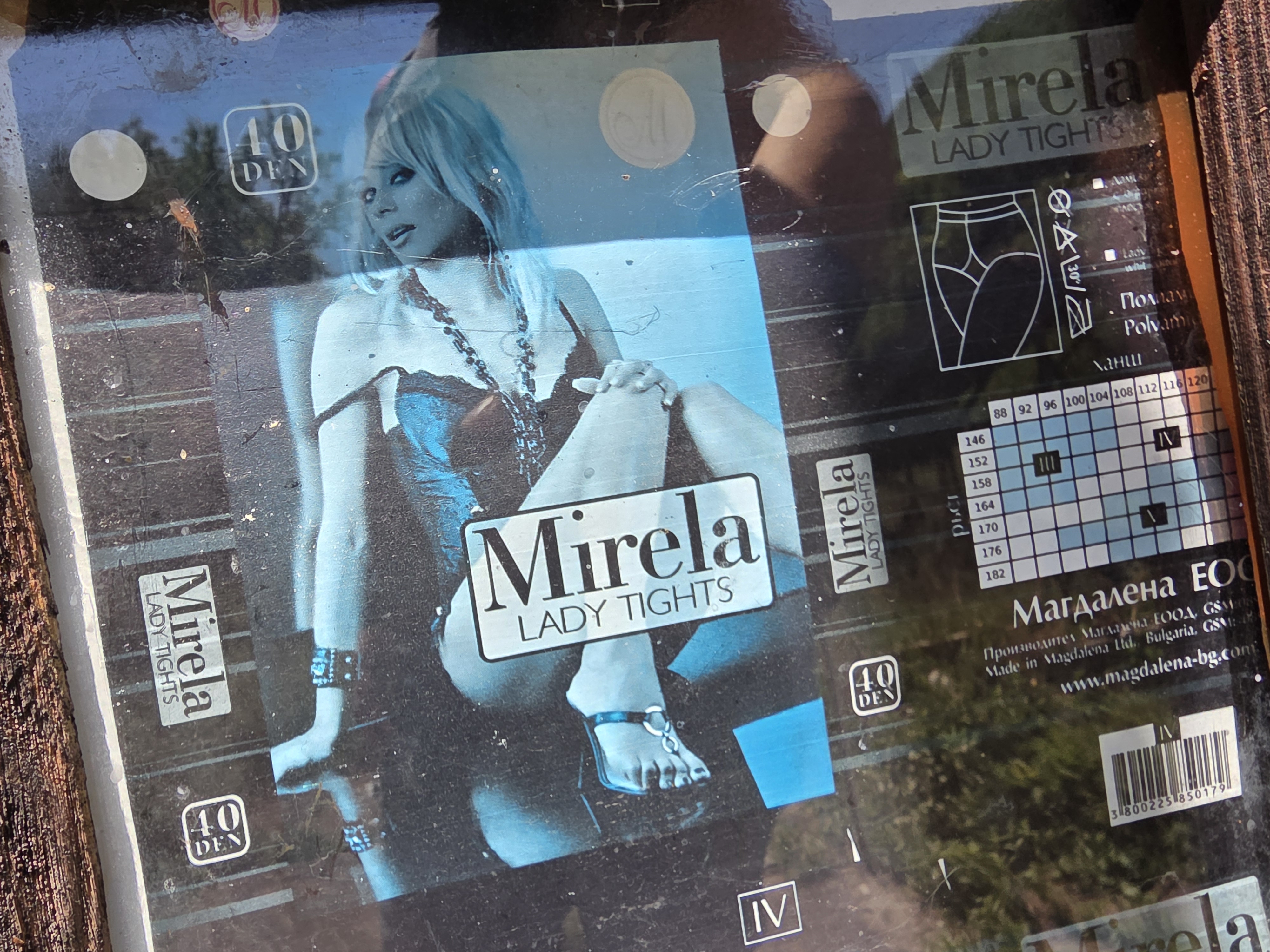 Стара реклама на чорапогащи Mirela зад прашно стъкло