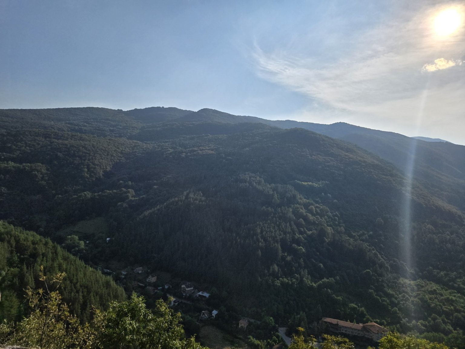 Панорамна гледка към планината от Трън