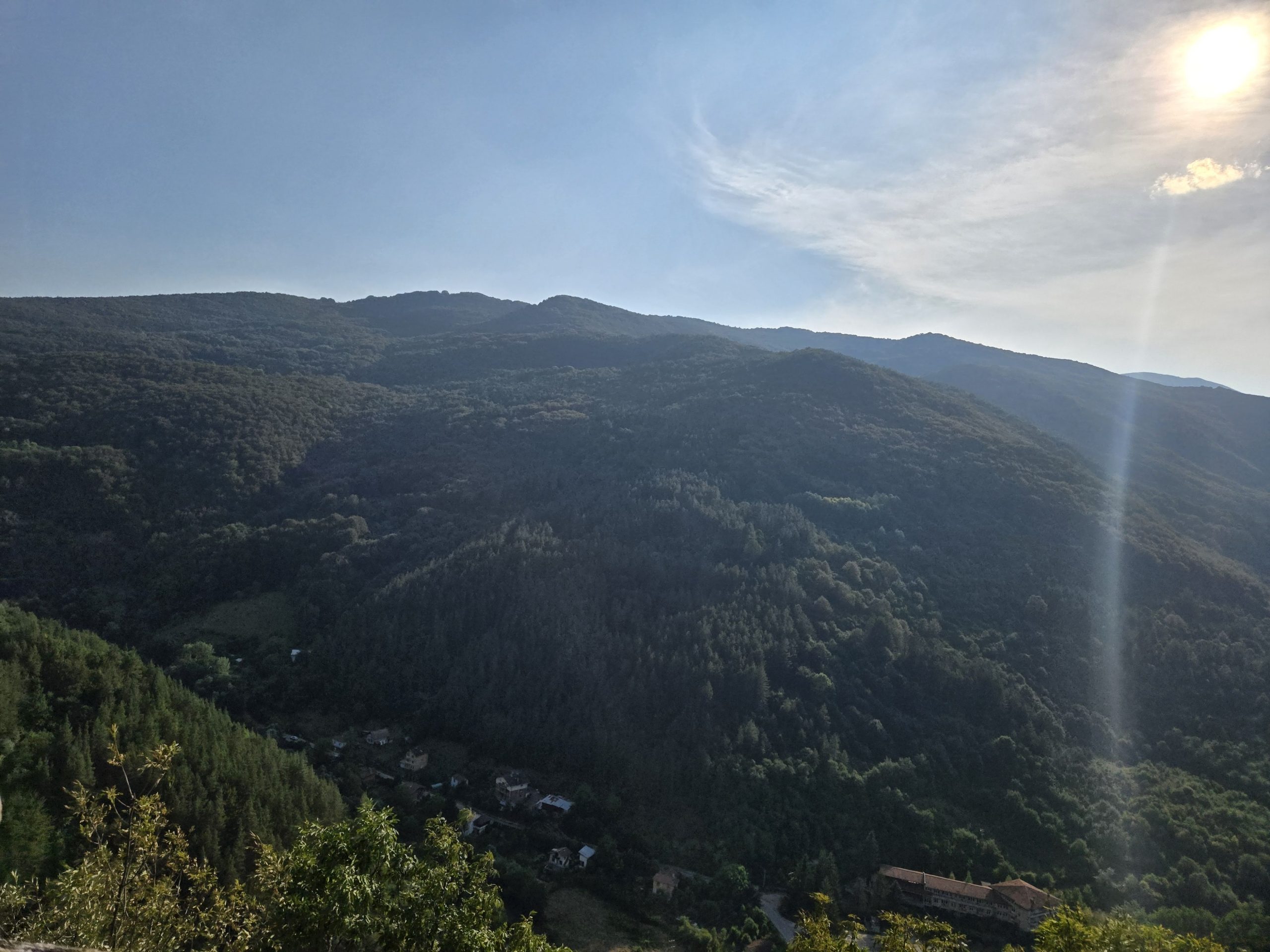 Панорамна гледка към планината от Трън