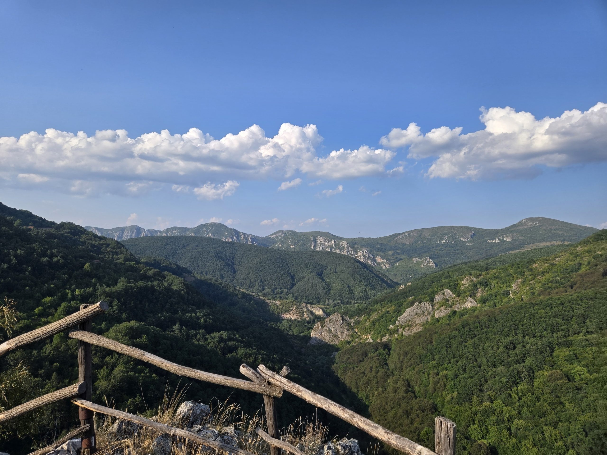 Панорамна гледка към долината и планините в Трън