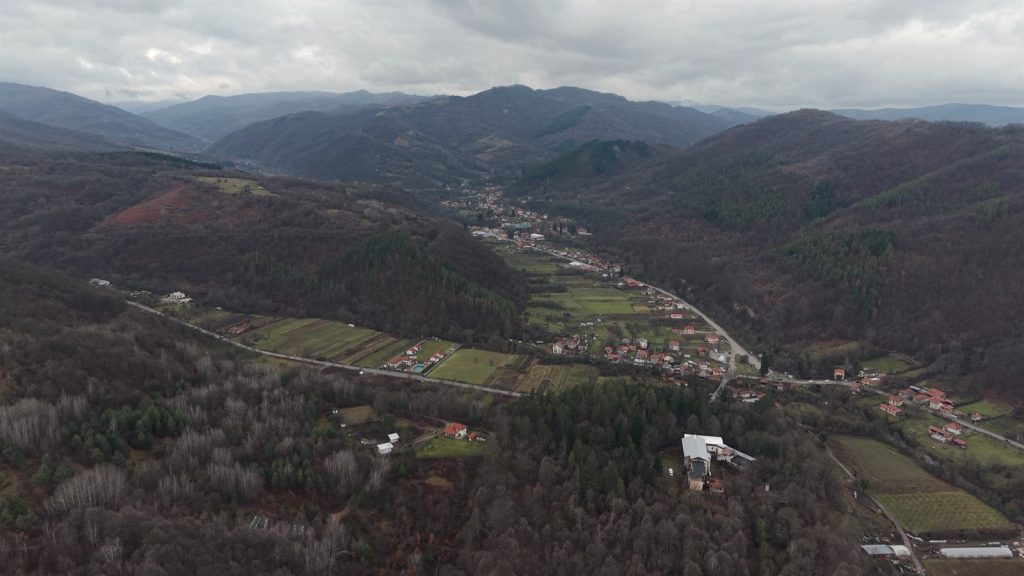 Село Балканец в подножието на Троянския проход, заобиколено от горите на Стара планина