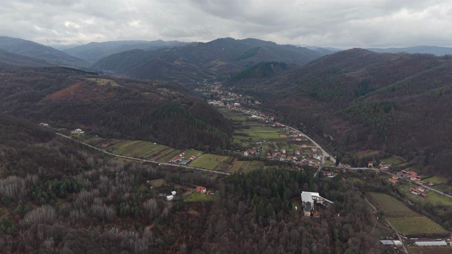 Село Балканец в подножието на Троянския проход, заобиколено от горите на Стара планина
