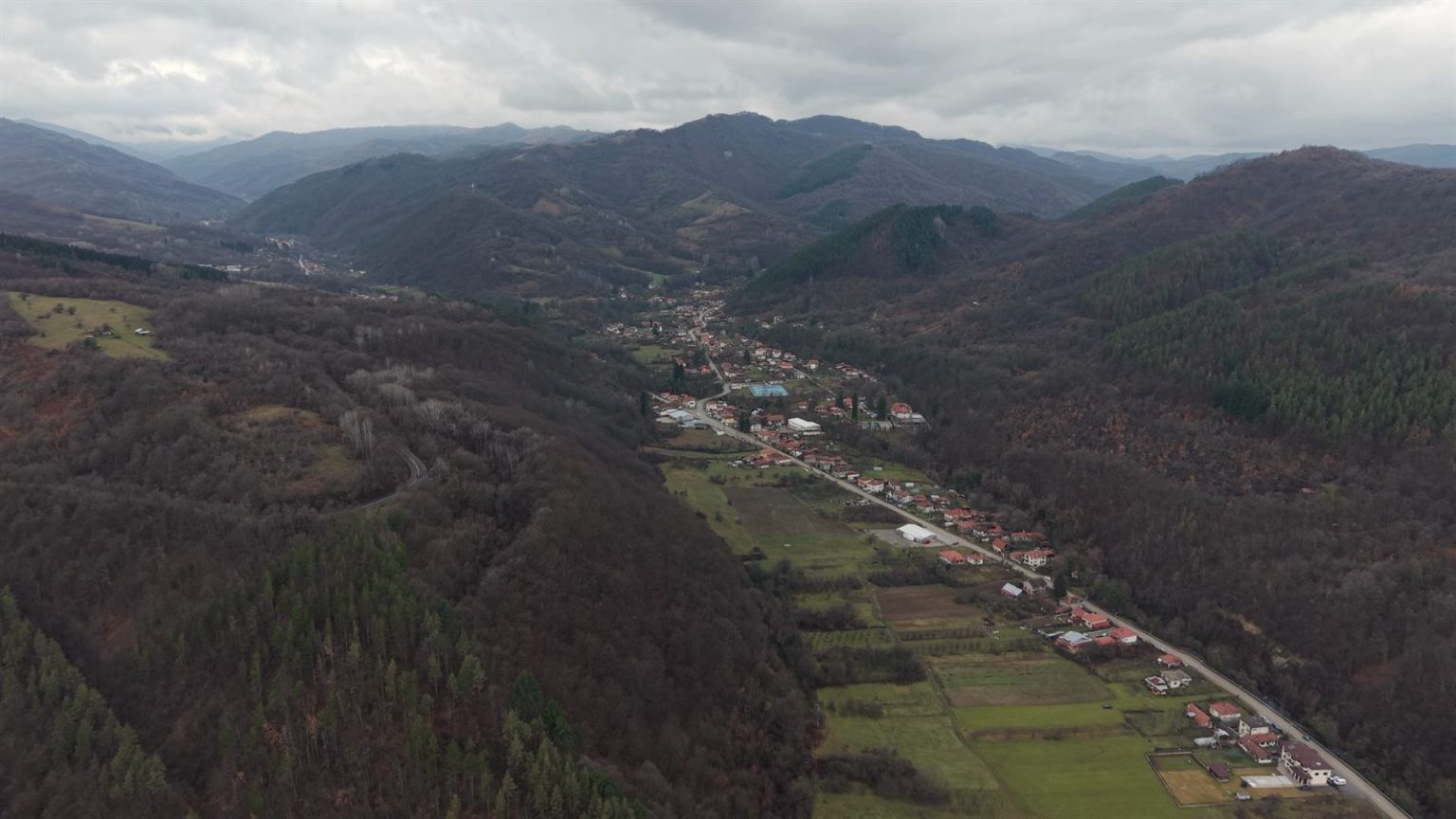 Село Балканец и планинският пейзаж край Троян, видени от въздуха