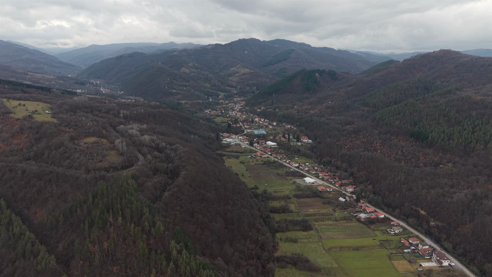 Село Балканец и планинският пейзаж край Троян, видени от въздуха