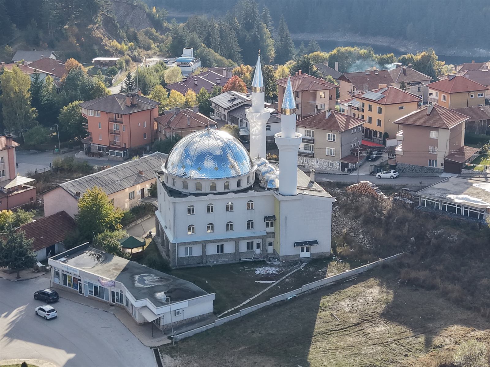 Въздушен изглед към джамията и град Доспат