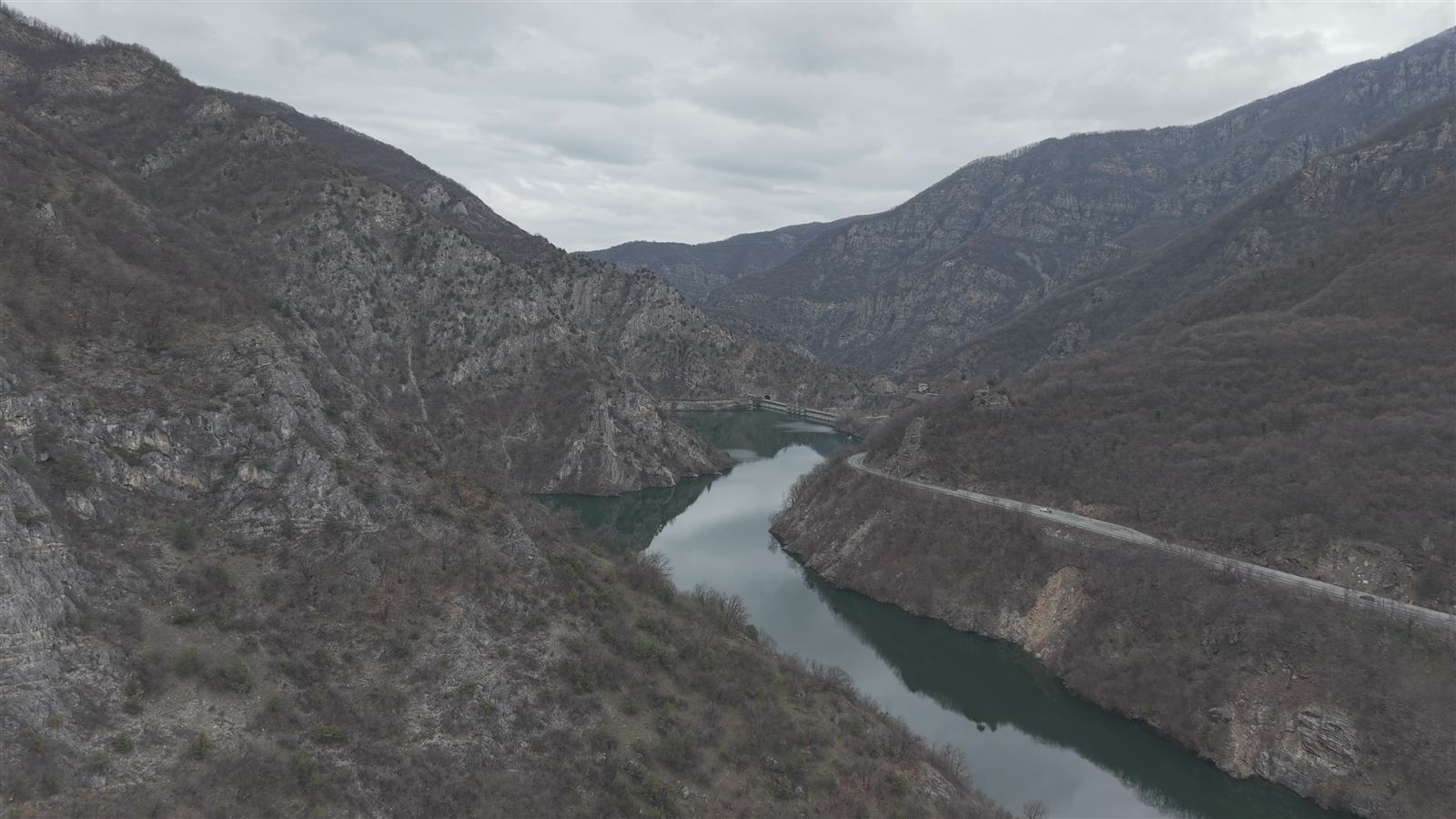 Планински пролом, язовир и път край Кричим