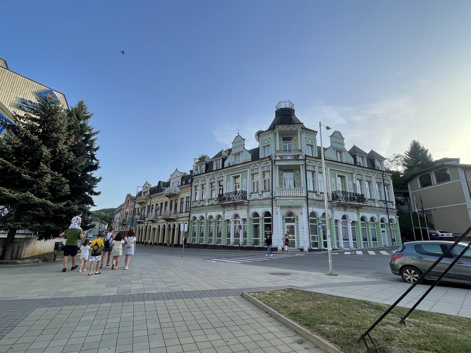 Орнаментирана историческа сграда в центъра на Ловеч