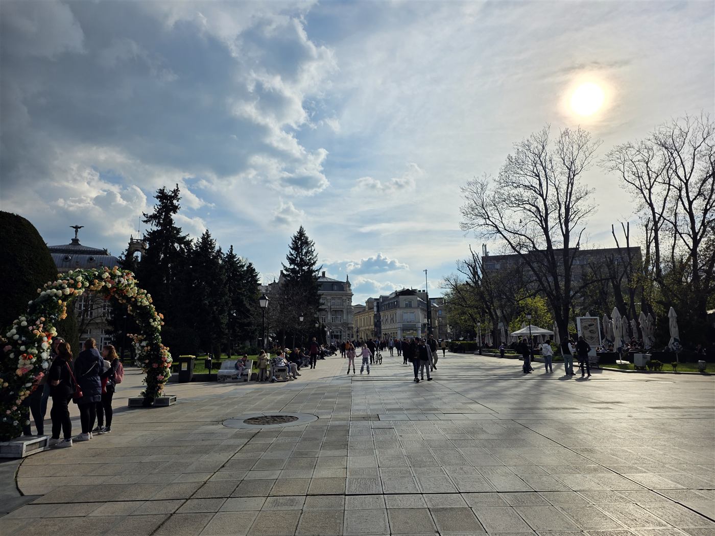 Централният площад на Русе в слънчев следобед