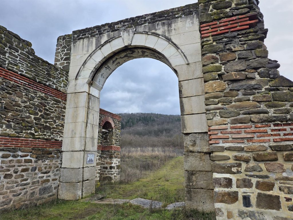 Каменна римска арка в крепост Состра край Троян