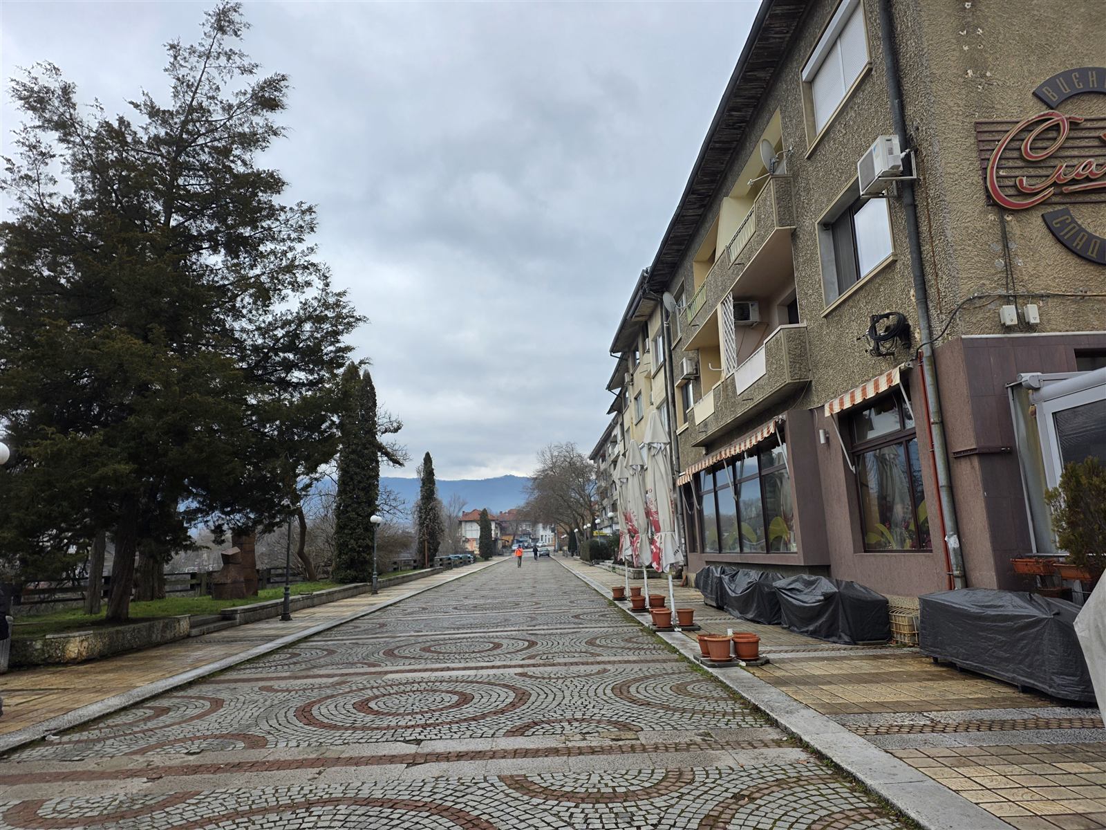 Пешеходна улица с шарена настилка в Троян