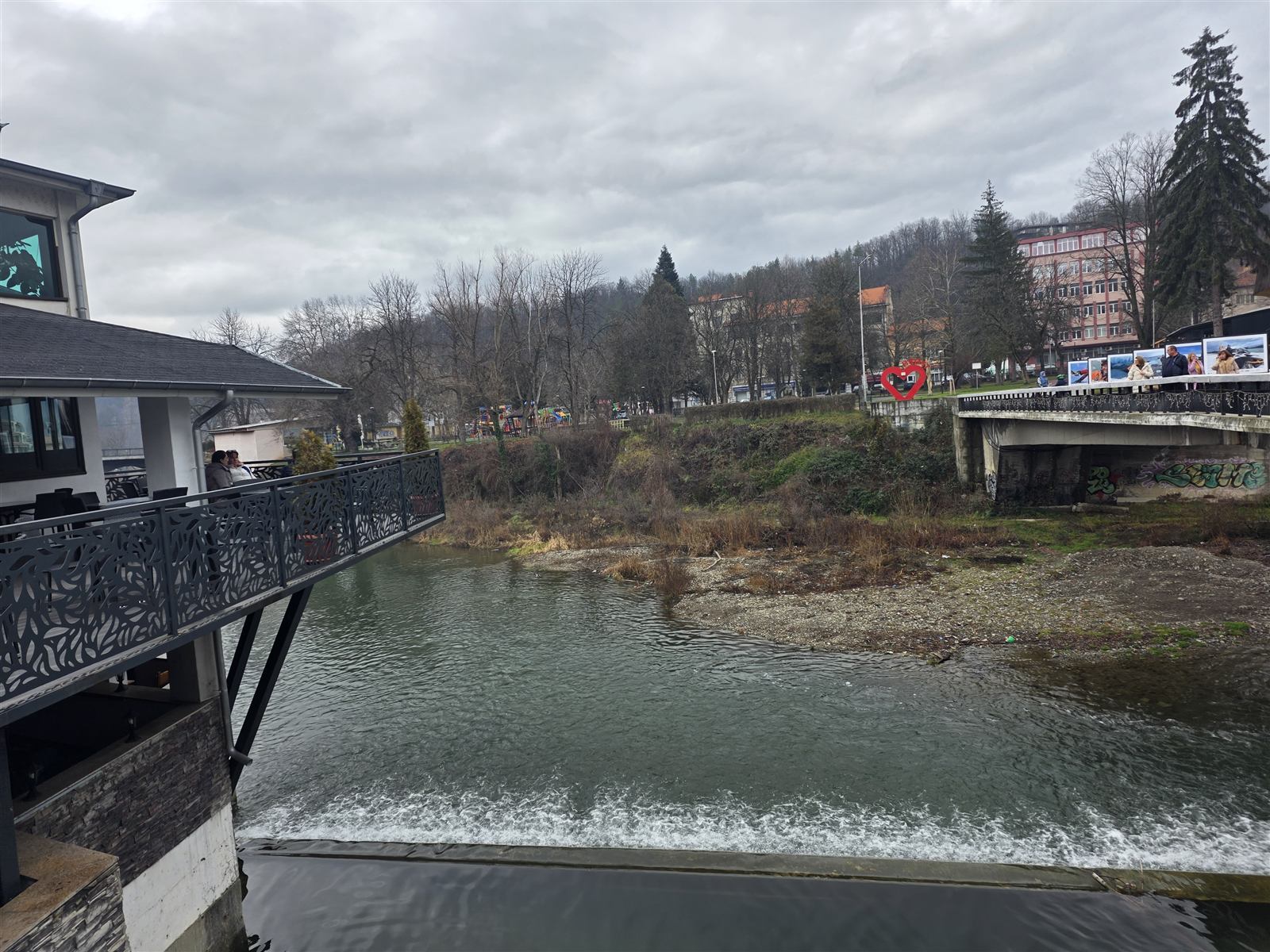 Река и малък водоско̀к в центъра на Троян