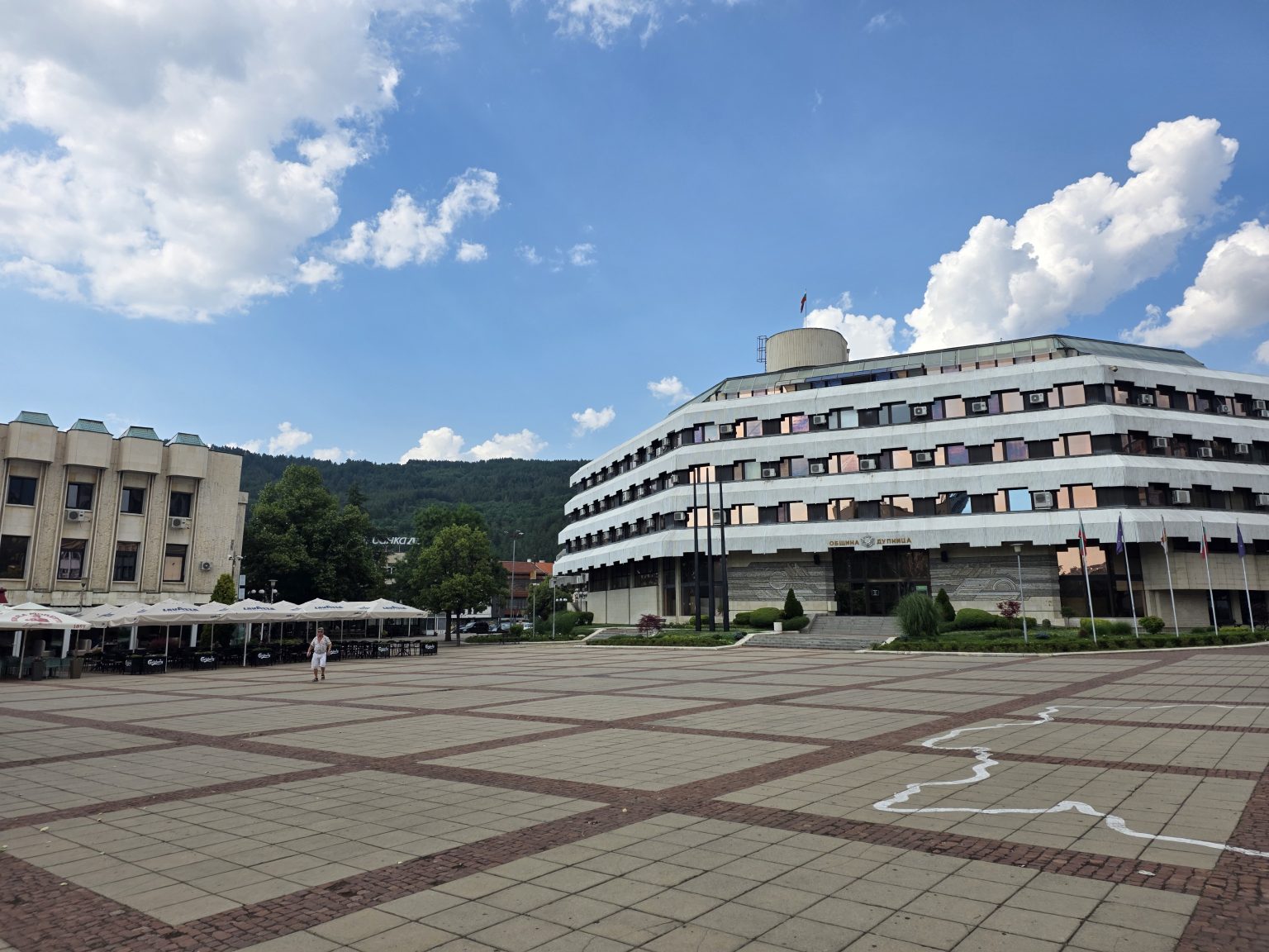 Централният площад в Дупница със сградата на общината и планината на хоризонта