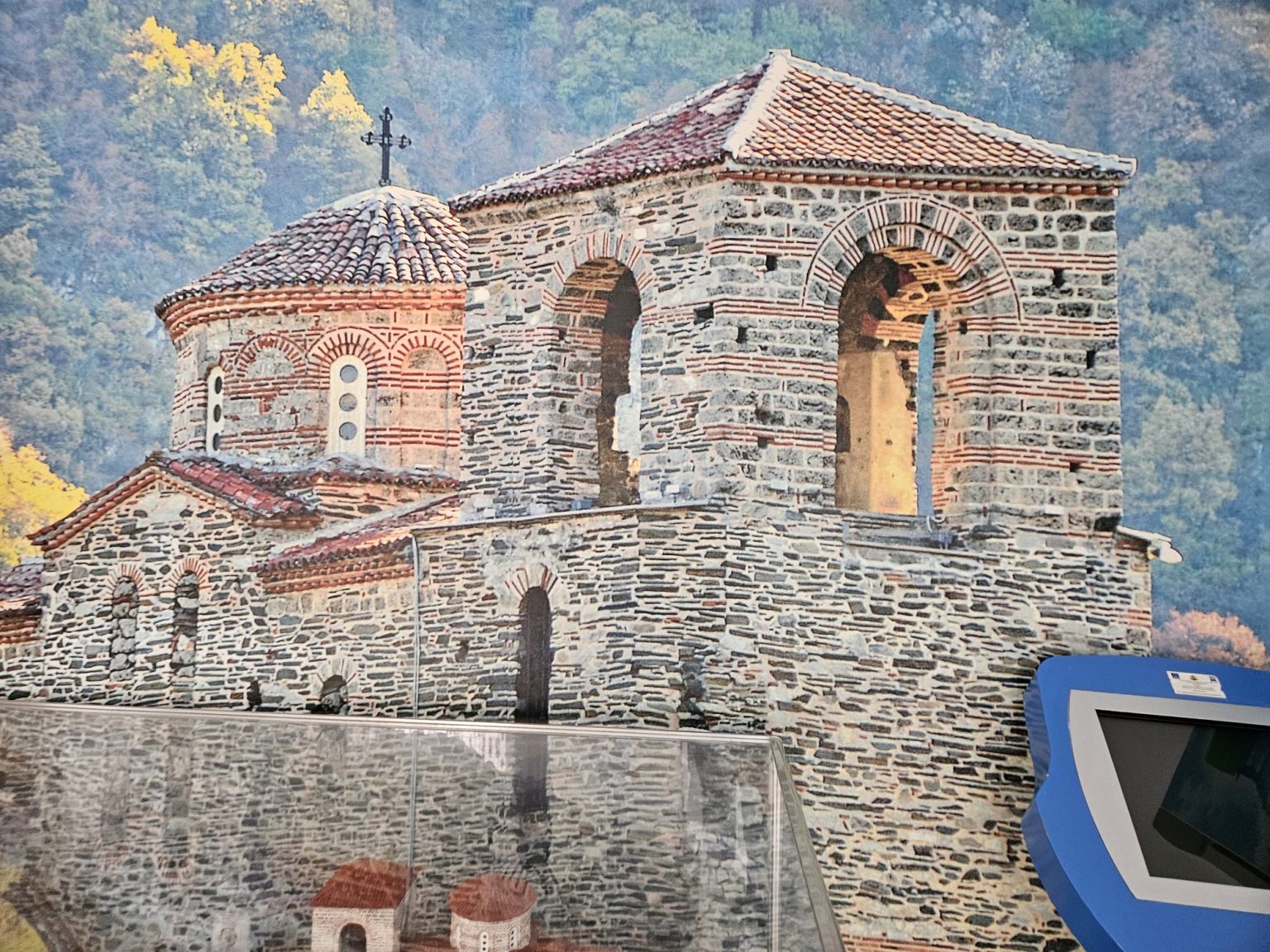 Каменна стена и купол на старата църква в асеновградска крепост