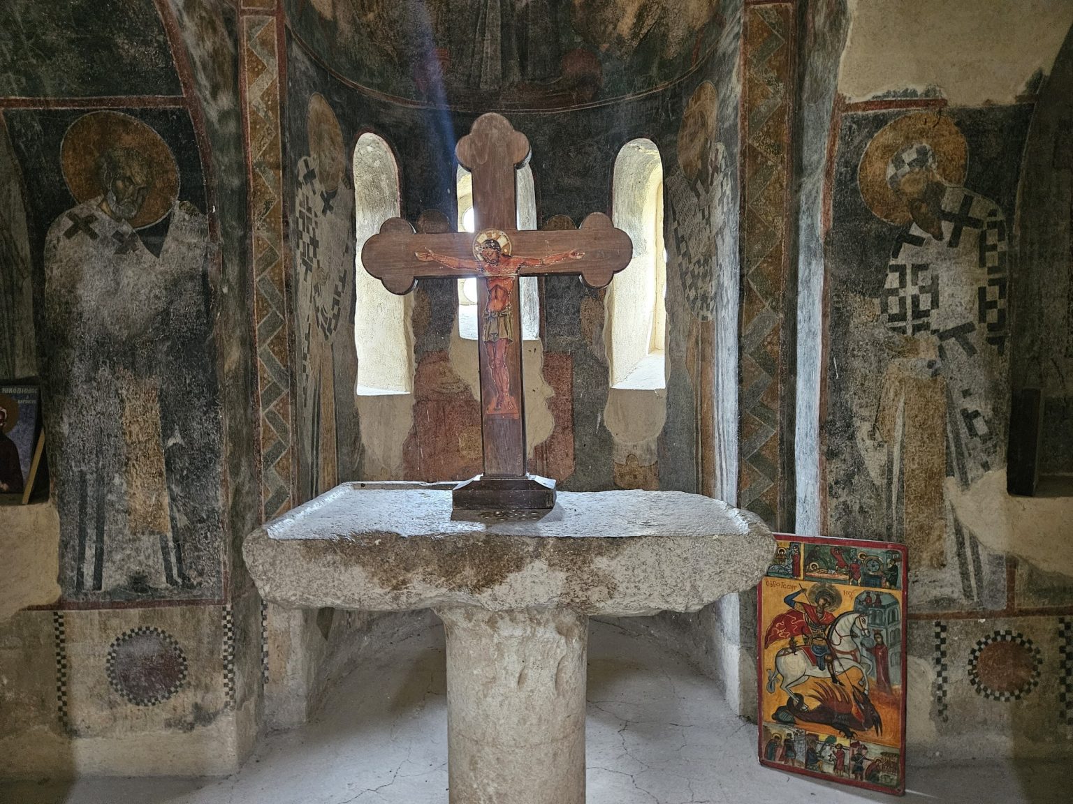 Олтарен кръст и стенописи в църквата на асеновградска крепост