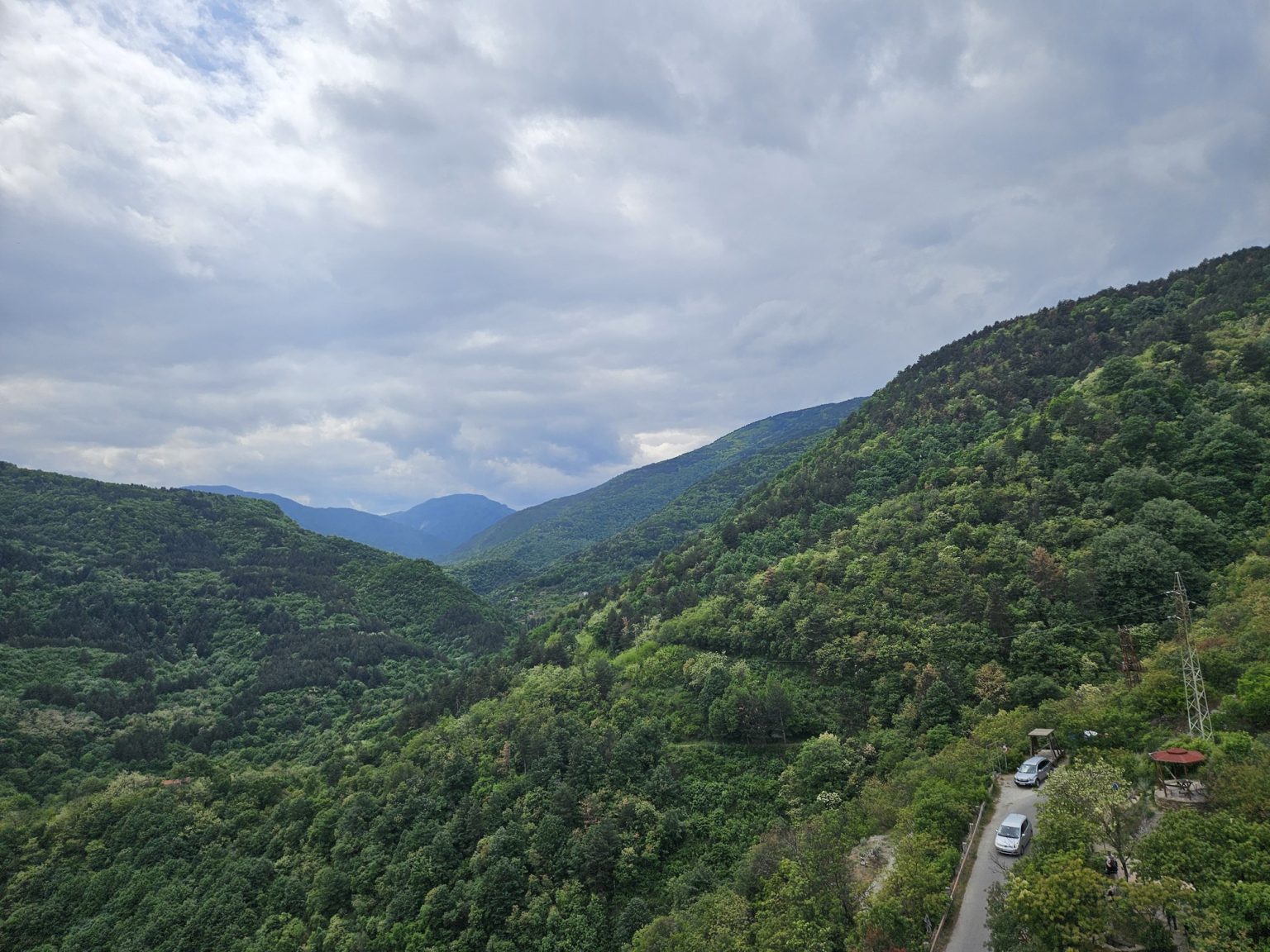 Планински пейзаж с път от асеновградска крепост