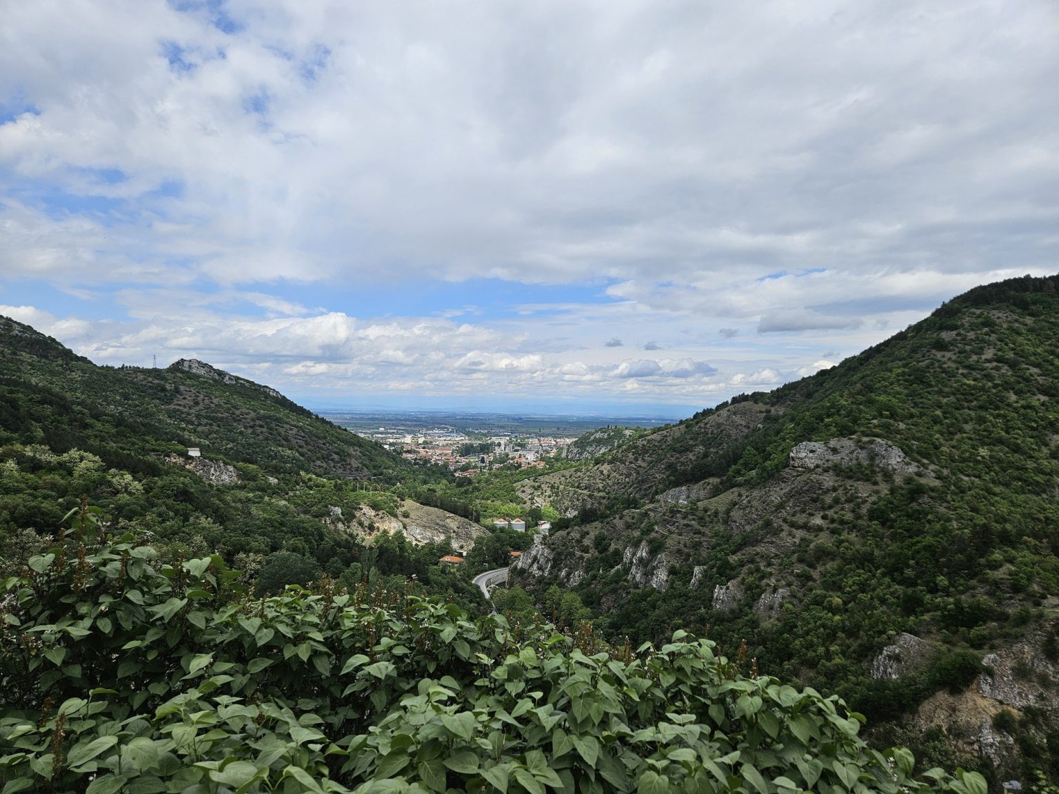 Панорамна гледка към долината и зелените хълмове