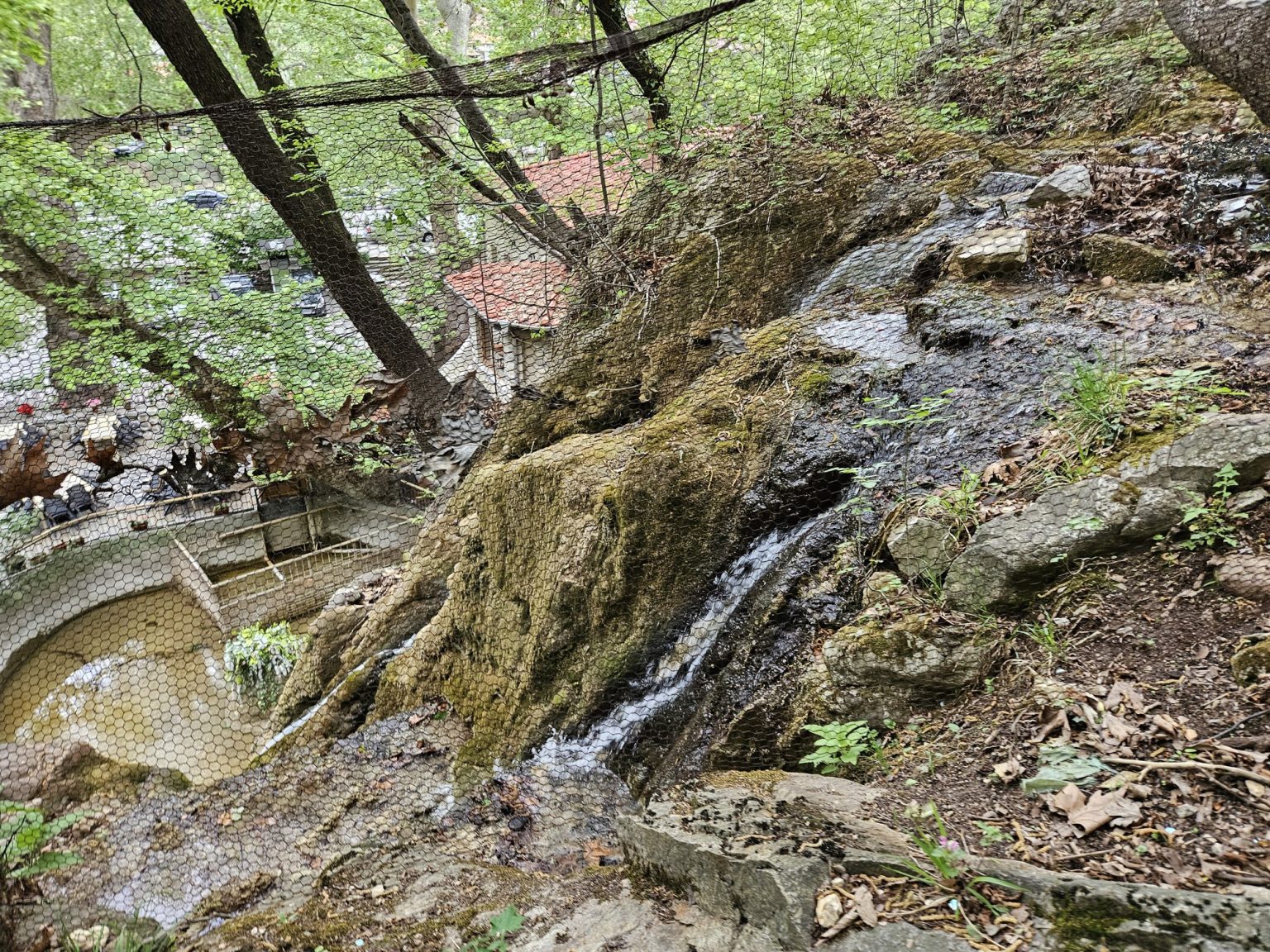 Малък водопад сред скалите в бачковски манастир