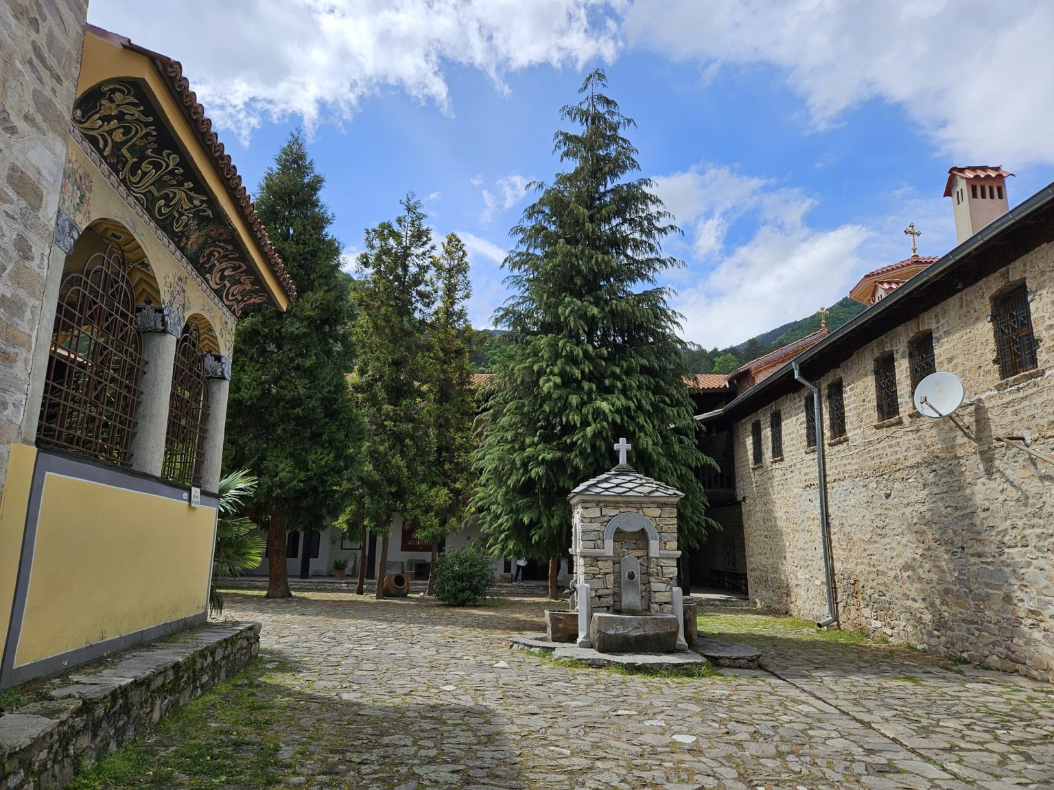 Вътрешният двор на бачковския манастир с малък параклис