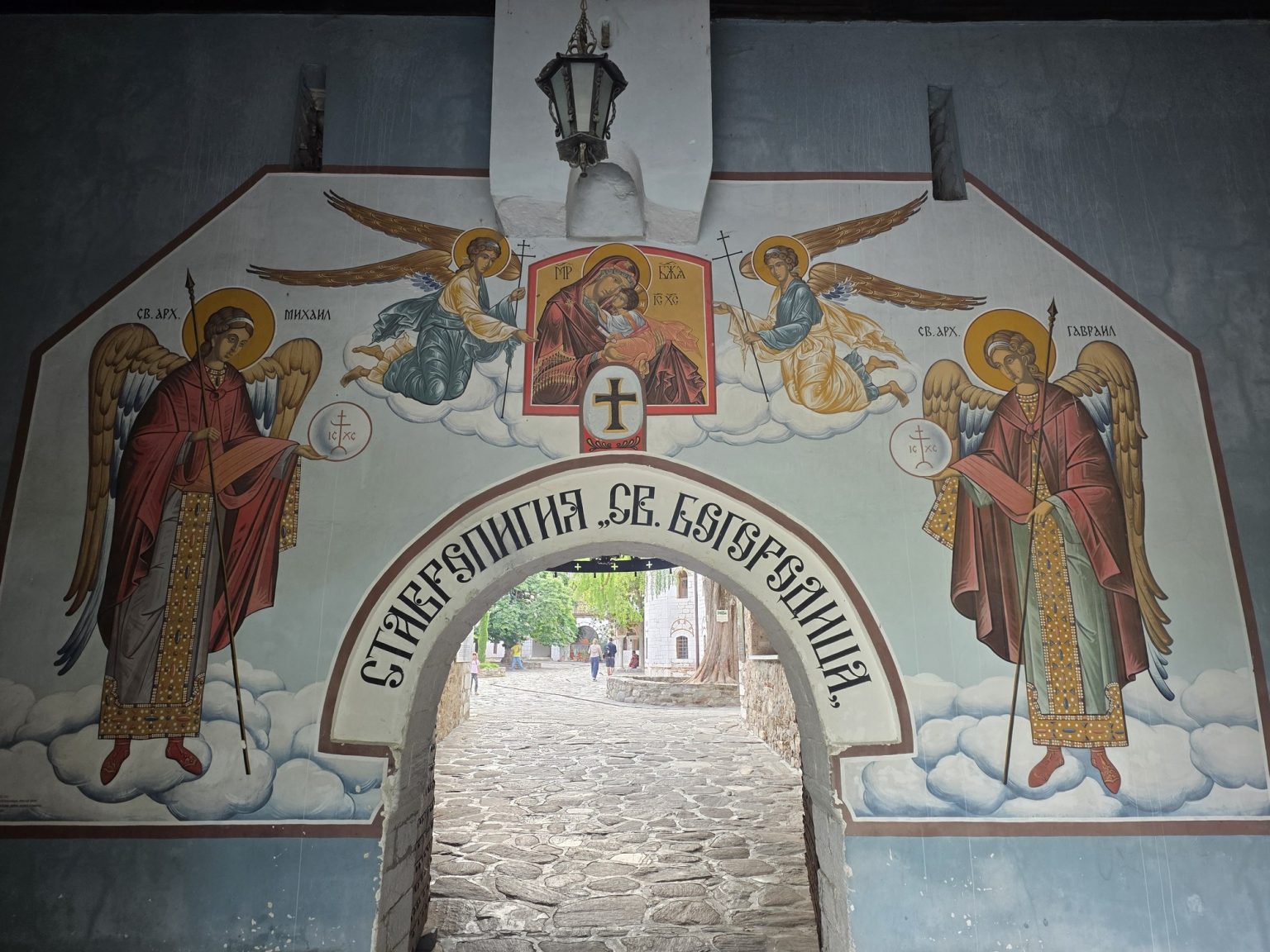 Входна порта със стенописи на светци в Бачковския манастир
