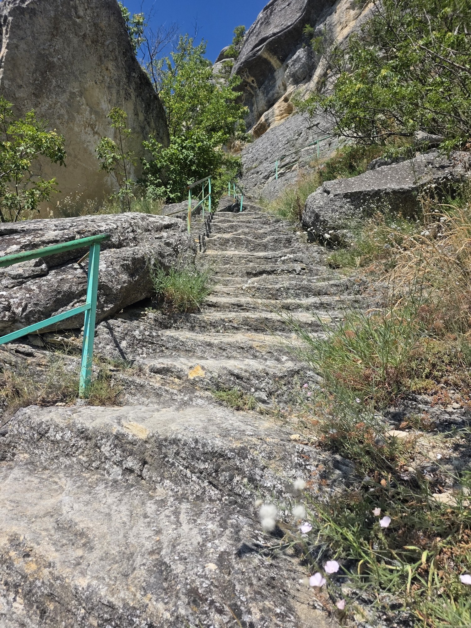 Каменни стъпала с парапет край скалите на мадарски конник