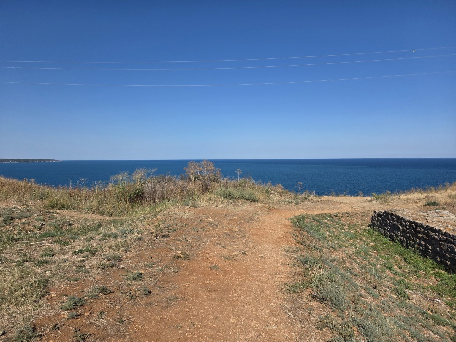 Пътека сред тревата край морския бряг на нос калиакра