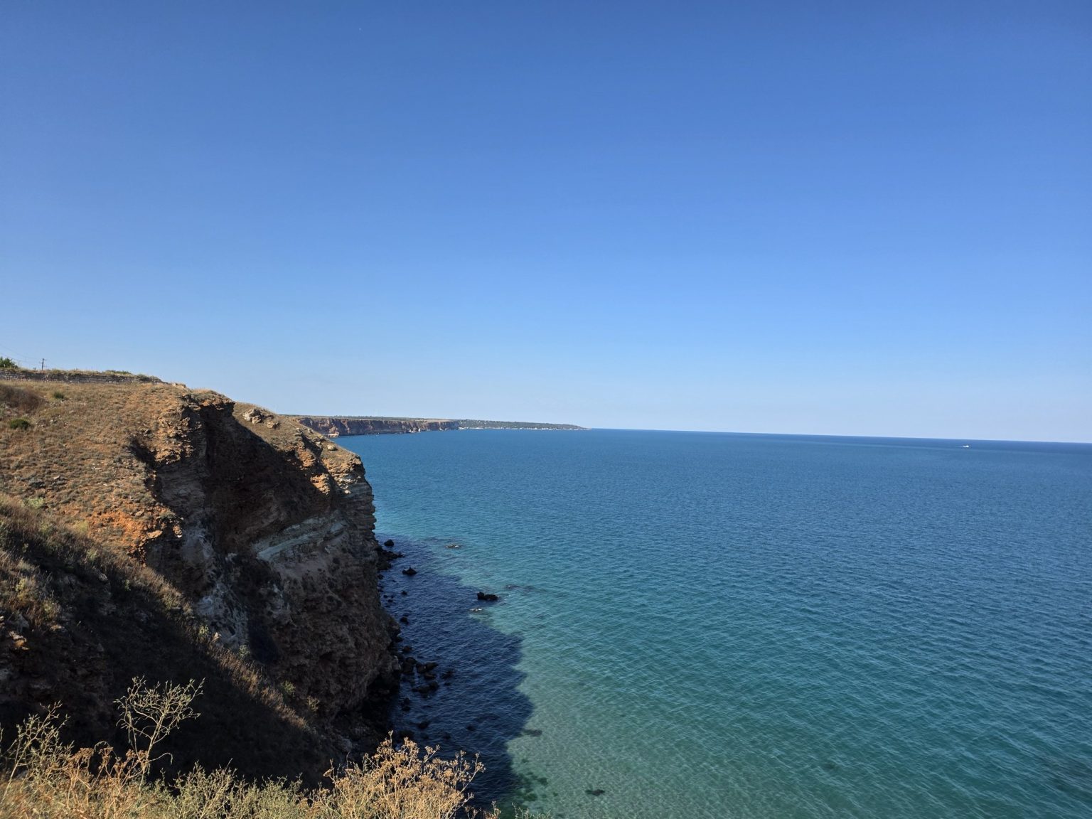 Скалист бряг и синьо море на нос калиакра