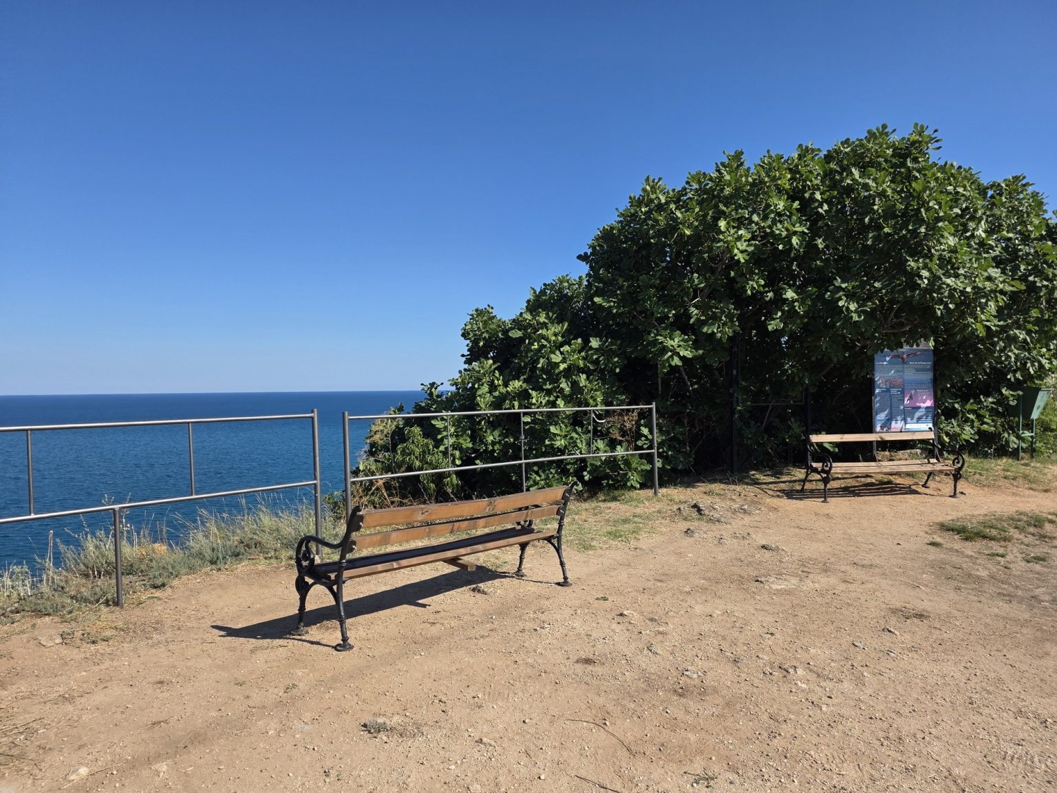 Пейка и метални парапети с изглед към морето на нос Калиакра
