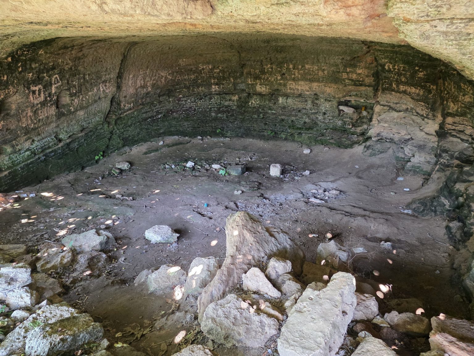 Вътрешността на пещерна зала с каменни отломки