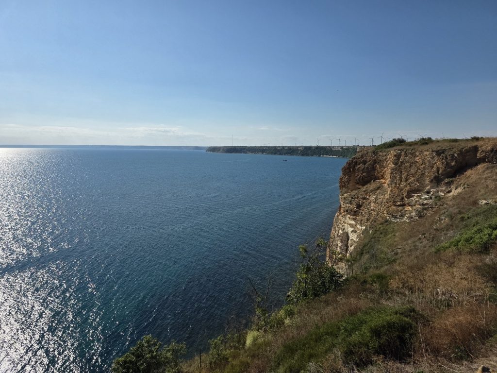 Високи скални брегове над морето на нос калиакра