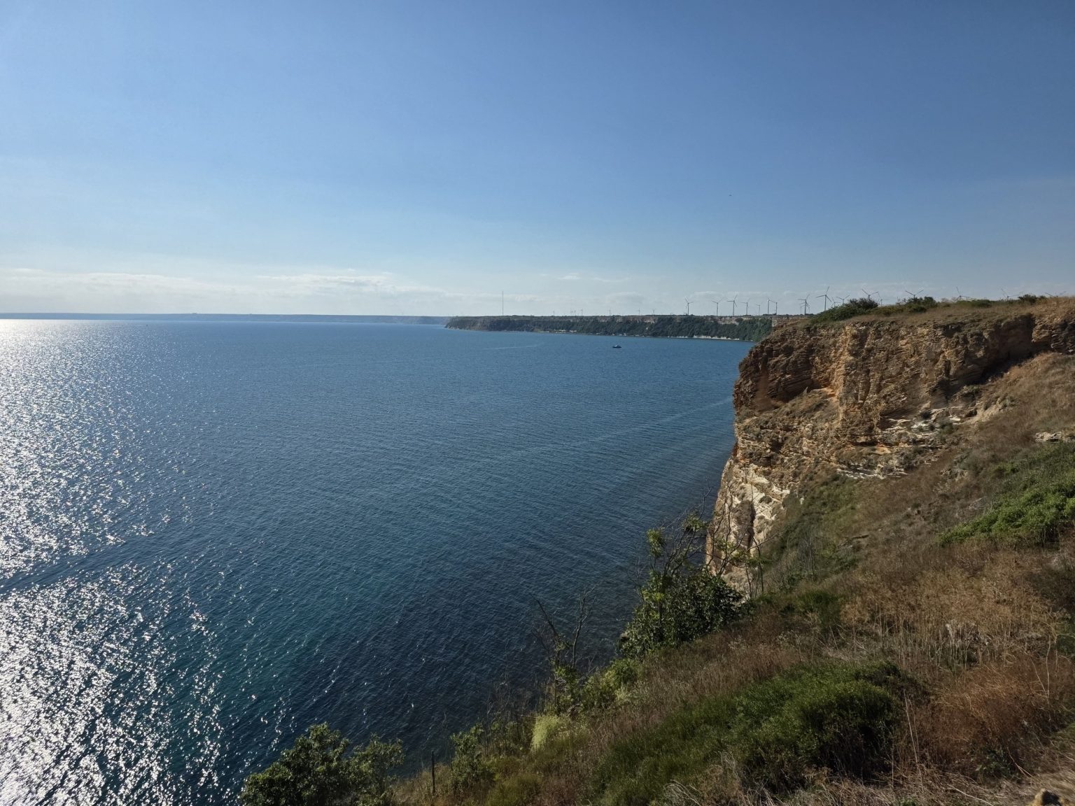 Високи скални брегове над морето на нос калиакра